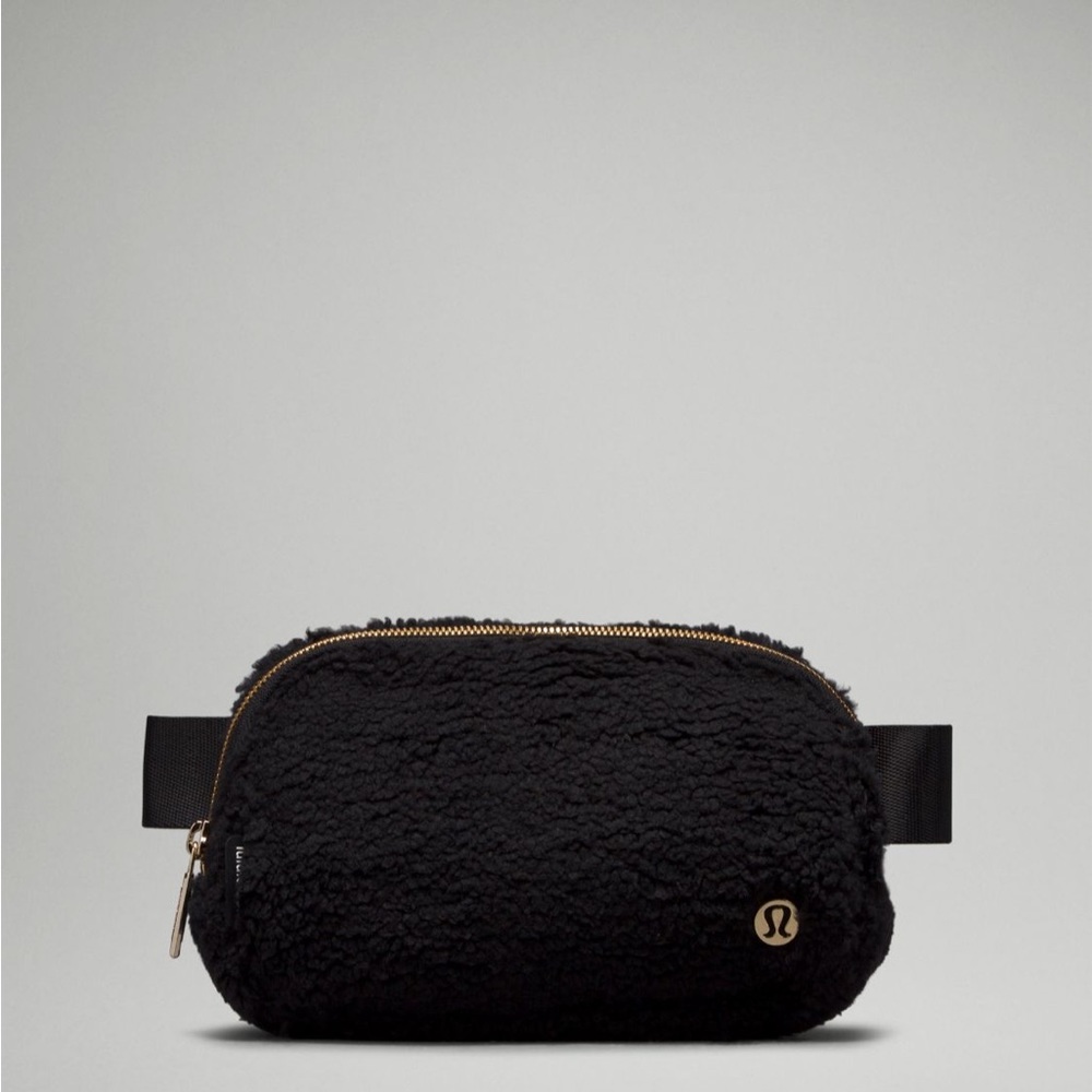 Lululemon everywhere fleece belt bag